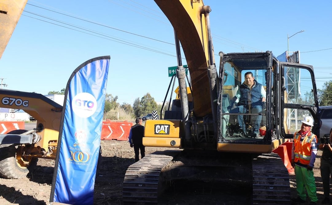 El gobernador Diego Sinhue Rodríguez Vallejo informó que la obra se ejecuta con recursos económicos del estado, pese a que esta carretera corresponde a la Federación, será el gobierno estatal quien aporté el recurso. Foto: Especial.