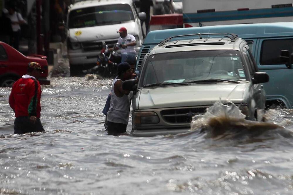 La intensa lluvia que cayó en pocos minutos al Oriente de la ciudad provocó diversas complicaciones en la zona de Santa Martha, Los Reyes, y la calzada Ignacio Zaragoza. 