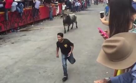 Video. Toro embiste a hombre durante huamantlada
