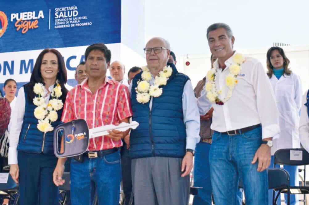 Avance. José Narro, titular de la Ssa (al centro), y José Antonio Gali, gobernador de Puebla (der.), entregaron el hospital de Atlixco a habitantes de ese municipio (SSA)
