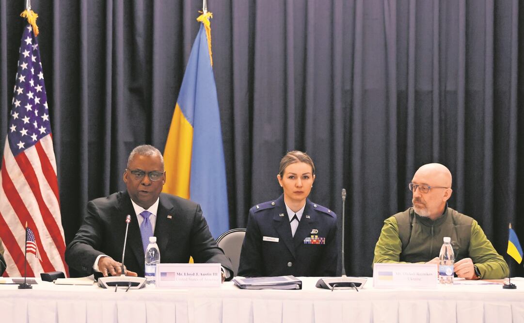 El jefe del Pentágono, Lloyd Austin (izq.), con el ministro de Defensa de Ucrania, Oleksii Reznikov (der.), en la Base Aérea de EU en Ramstein, Alemania. Foto: Ronald Witterk/ EFE.