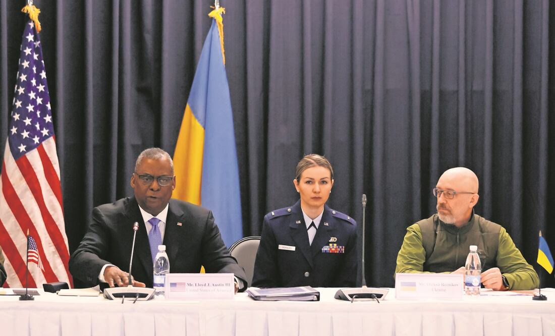 El jefe del Pentágono, Lloyd Austin (izq.), con el ministro de Defensa de Ucrania, Oleksii Reznikov (der.), en la Base Aérea de EU en Ramstein, Alemania. Foto: Ronald Witterk/ EFE.