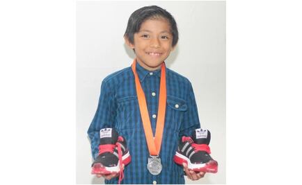 Regalan tenis a niño que corrió descalzo en Yucatán