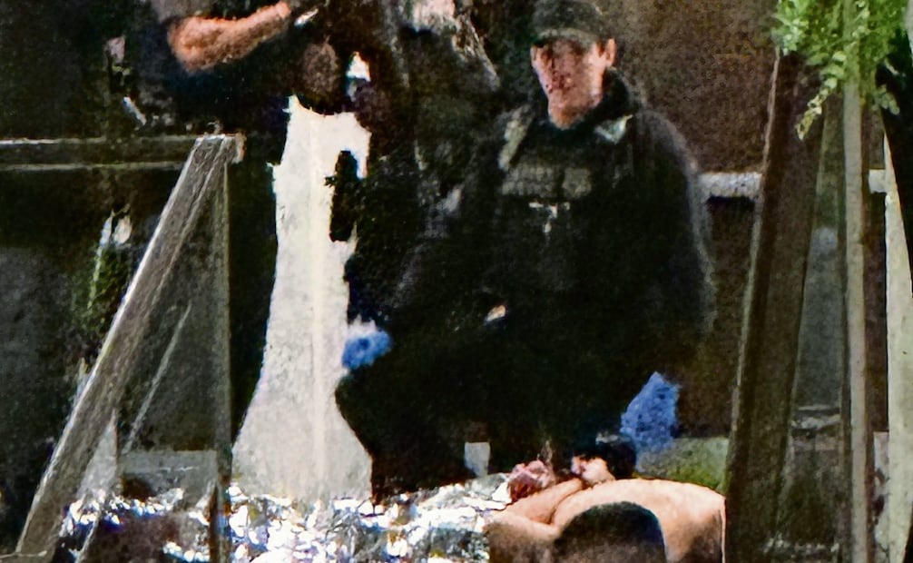 Miembros de las fuerzas del orden al detener a un sospechoso durante la
cena de corresponsales de la Casa Blanca.  Foto: Alex Brandon/AP