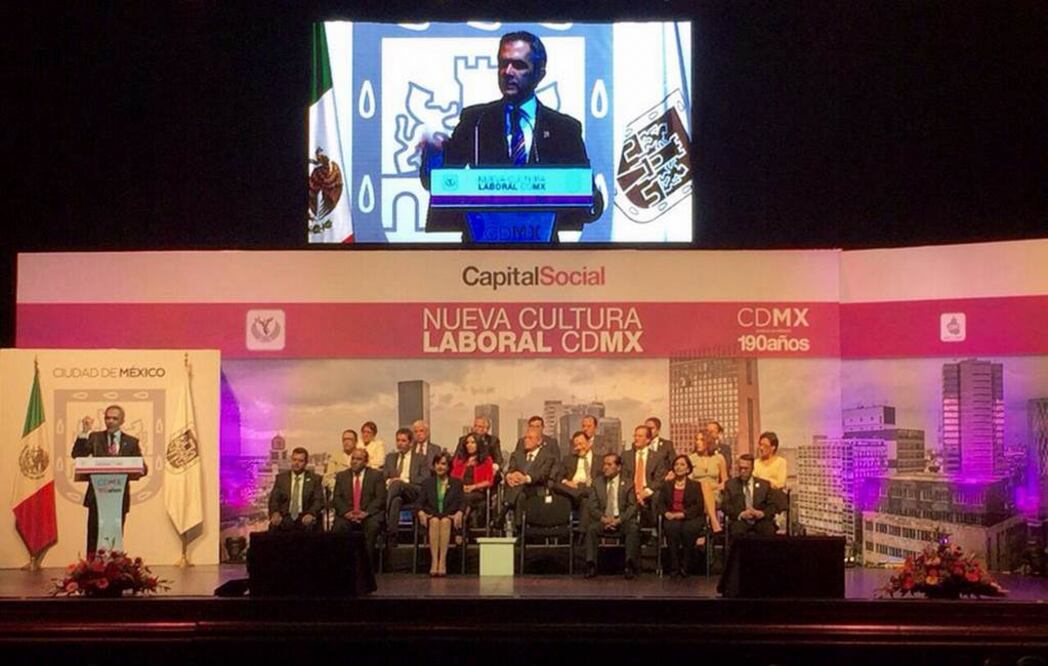 Ante más de tres mil trabajadores del gobierno capitalino el mandatario advirtió que continuará con el impulso a su propuesta. Foto: @ManceraMiguelMX   