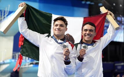 Políticos celebran medalla de plata de clavadistas mexicanos