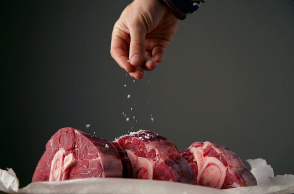 La carne puede tardar varias horas en digerirse, por lo que se recomienda evitar consumirla en la cena. Foto: Freepik