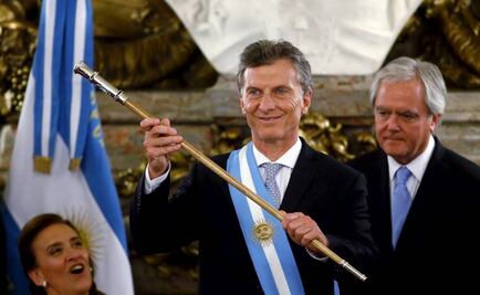 Macri recibe los atributos presidenciales