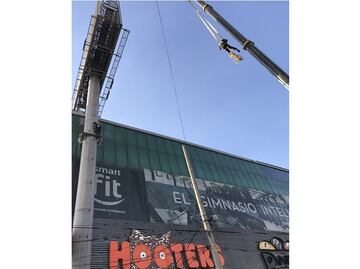 Empleado sube a espectacular para impedir retiro de anuncio propiedad de edil