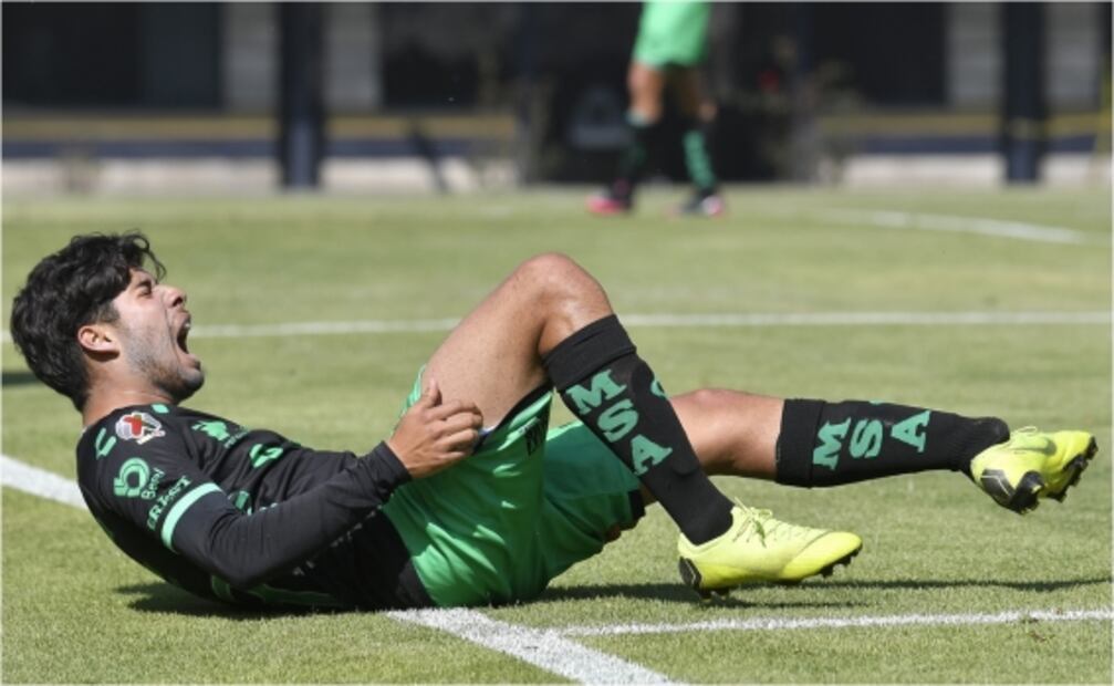 Jugador de Pumas provoca impactante lesión a rival de Santos