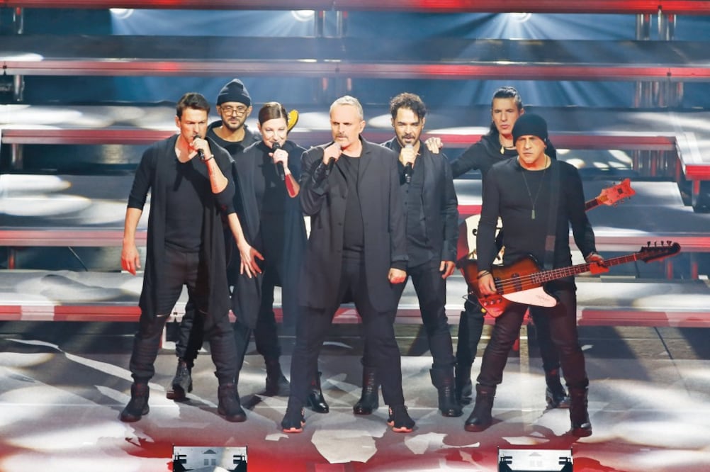 El español y sus músicos vistieron de negro; derrochó sensualidad. (CRÉDITO DE FOTO)