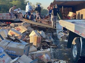 Vuelca tráiler cargado con 17 toneladas de huevo en Tlalnepantla; accidente provoca caos vial con dirección a la CDMX