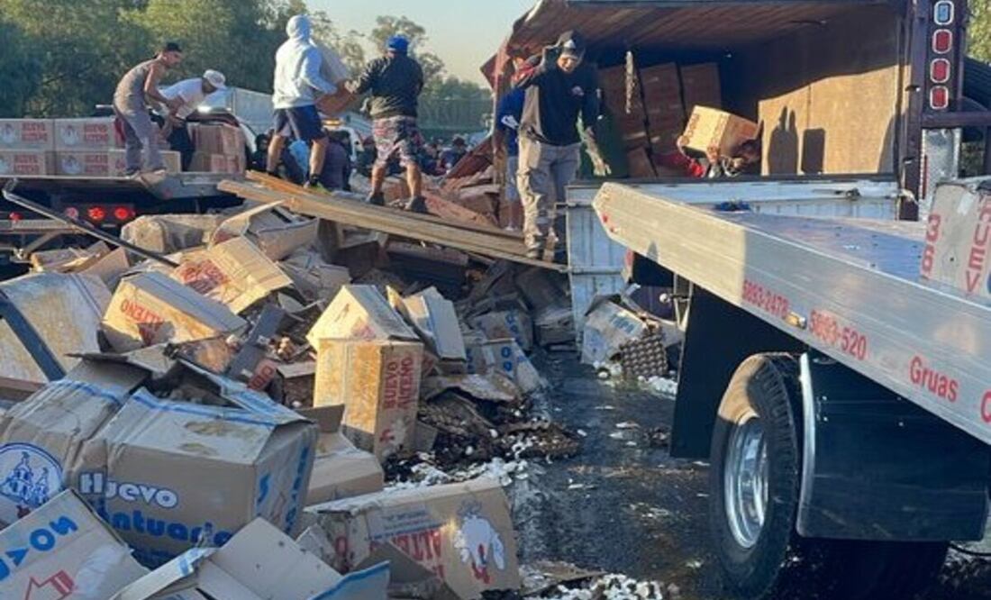 Volcadura de tráiler en Tlalnepantla. Foto: Especial