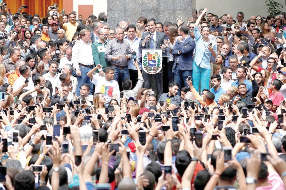El presidente de la Asamblea Nacional y líder de la oposición venezolana, Juan Guaidó, ofreció ayer un discurso ante la prensa y sus seguidores en la ciudad de Caracas, Venezuela. Foto: CARLOS GARCIA RAWLINS. REUTERS