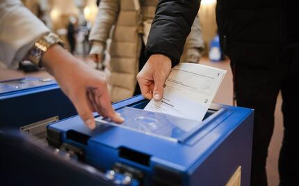 Suizos aprueban en referéndum pasaporte Covid