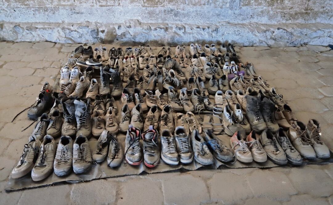 La Fiscalía del Estado de Jalisco informó sobre nuevos indicios de la investigación en el rancho Izaguirre, como imágenes de las decenas de pares de zapatos encontrados. Sin embargo, colectivos ya habían documentado con fotografías y videos los crematorios clandestinos y las prendas de vestir. Foto: Especial