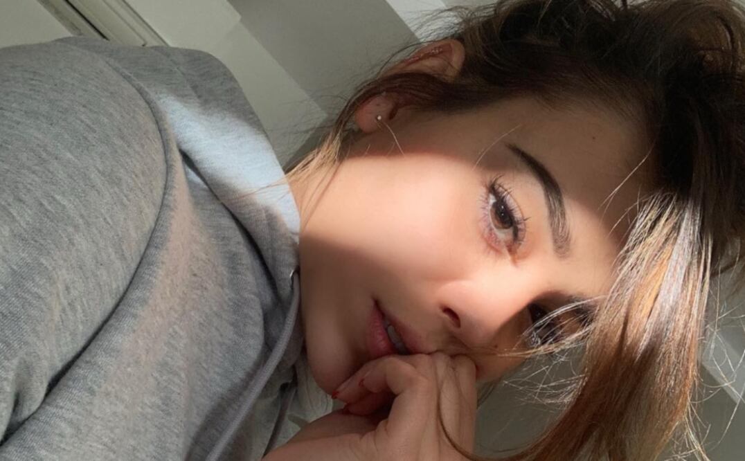 Danna Paola lució increíble con un brasier negro y una camisa blanca. Foto: Instagram