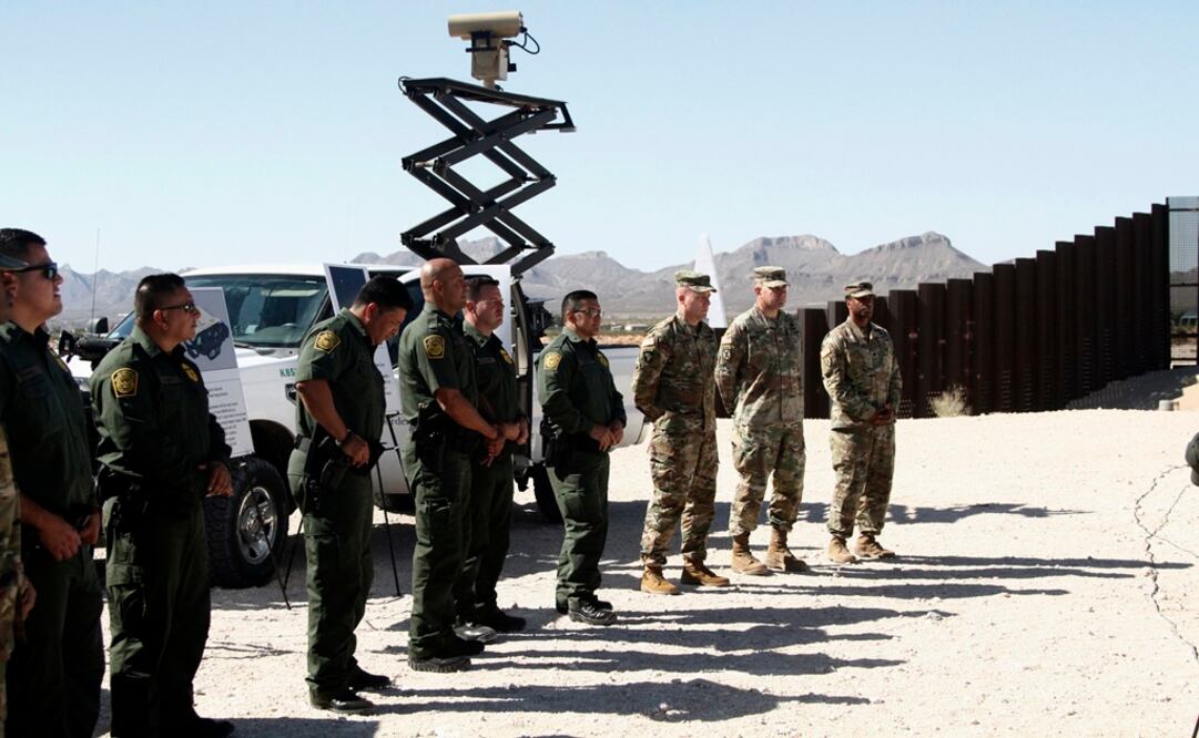 Agentes de la Patrulla Fronteriza y soldados dieron una conferencia sobre la estrategia de vigilancia en los límites entre Estados Unidos y México. Foto: CEDAR ATTANASIO. AP