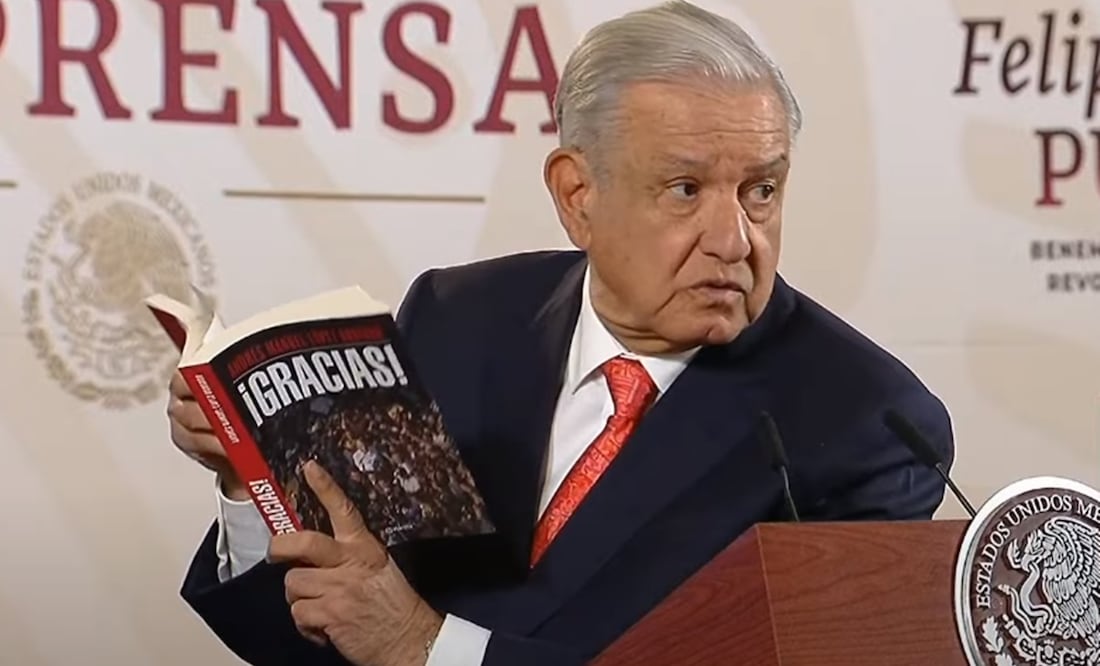 AMLO muestra en su mañanera un ejemplar de su libro "¡Gracias!", y se pone a leer la introducción. Foto: Especial