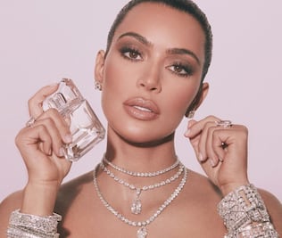 Kim Kardashian sorprende en campaña publicitaria con su anillo de compromiso que supuestamente fue robado en París