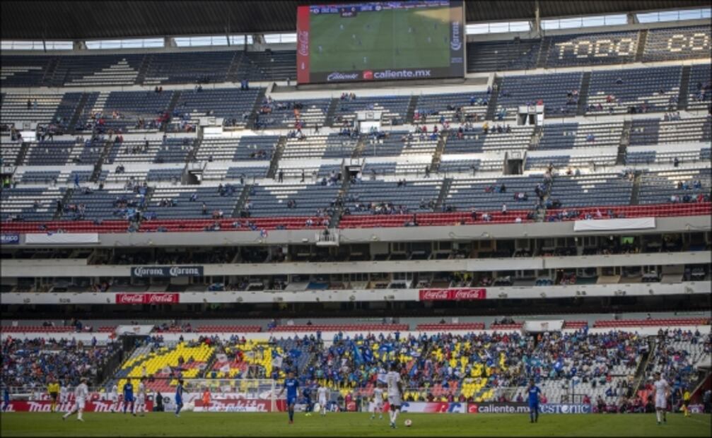 Afición abandona a Cruz Azul en el Estadio Azteca
