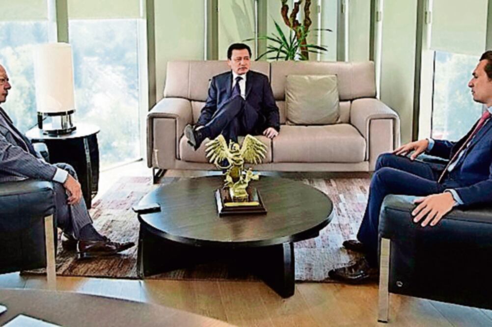 De izquierda a derecha Carlos Romero Deschamps, Miguel Ángel Osorio Chong y Emilio Lozoya (ESPECIAL)