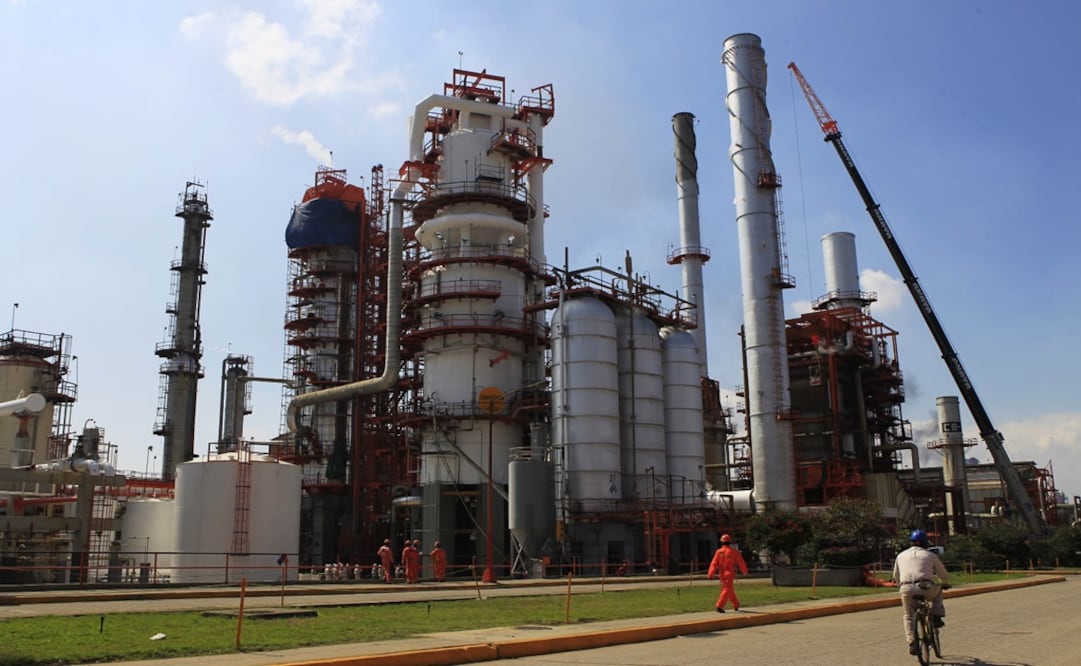 Refinery workers walk at one of the facility's catalytic plants in Tula, Hidalgo – Photo: Henry Romero/REUTERS