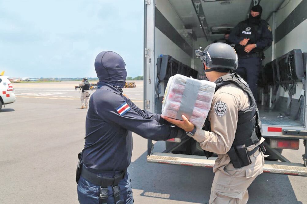 Agentes de la policía de Costa Rica movilizaron parte de un cargamento de cocaína decomisado la semana anterior en ese país, donde se ha denunciado el nexo de oficiales con narcotraficantes. Foto/MINISTERIO DE SEGURIDAD PÚBLICA DE COSTA RICA