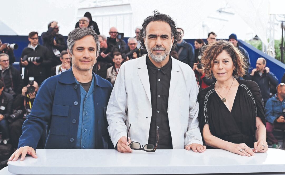 Gael García y Alejandro González Inárritu posaron con la productora Martha Sosa. Foto: de  Clasos