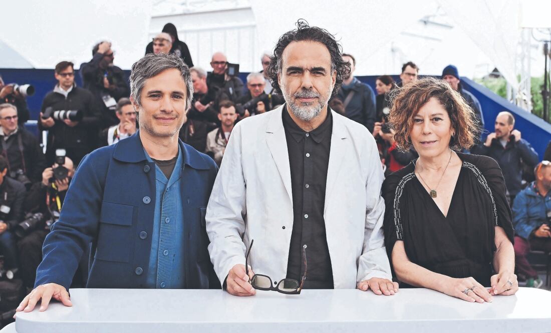 Gael García y Alejandro González Inárritu posaron con la productora Martha Sosa. Foto: de Clasos