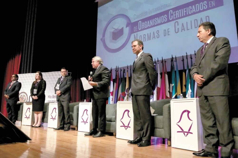 El Instituto Electoral de la Ciudad de México convocó al Congreso Internacional de Organismos Certificados en Norma de Calidad, al que asistió Luis Almagro (centro), secretario general de la OEA. Foto/GALO CAÑAS. CUARTOSCURO