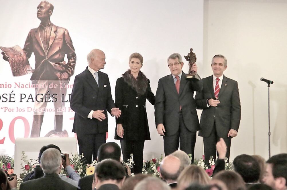 Mauricio Merino recibe el Premio Nacional de Comunicacion José Pagés Llergo, en el Club de Industriales de Polanco, en la ciudad de México (ALEJANDRO ACOSTA. EL UNIVERSAL)