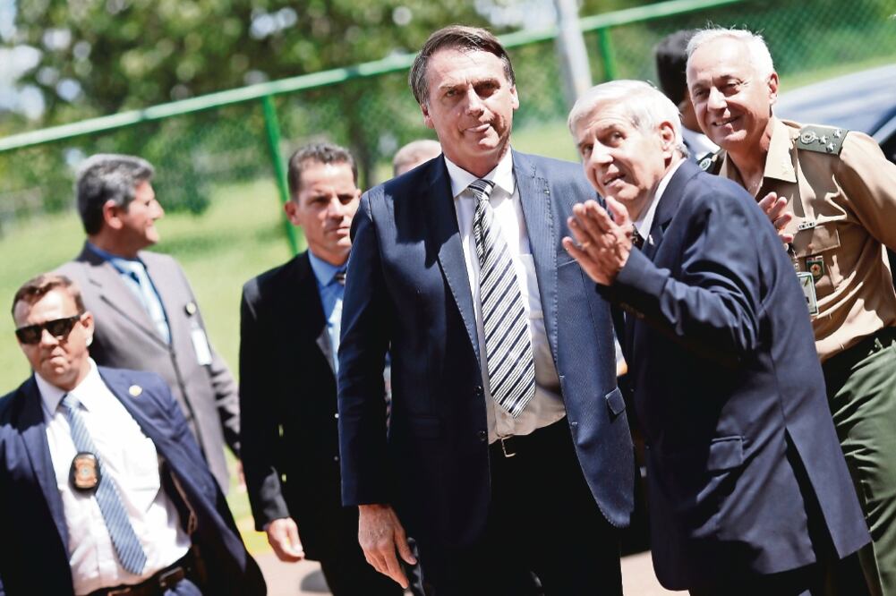Activo. Jair Bolsonaro (izq.) se reunió ayer con funcionarios del gabinete en Brasilia. (ADRIANO MACHADO. REUTERS)