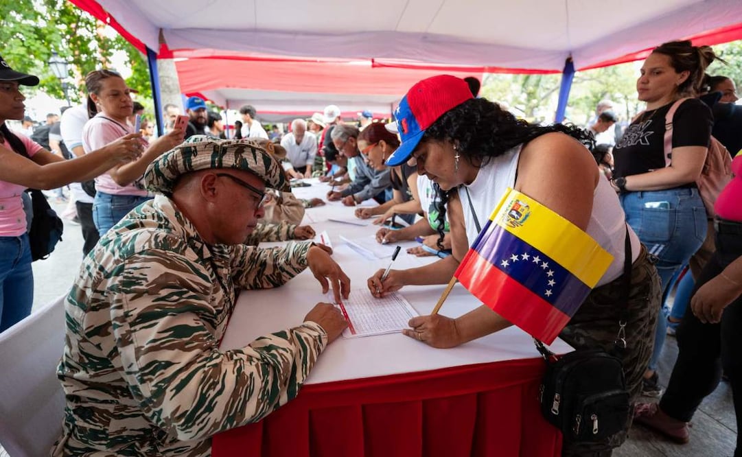 Personas participan en una jornada de alistamiento de la Milicia Bolivariana de Venezuela, este sábado en Caracas (Venezuela). El ministro venezolano de Defensa, Vladimir Padrino, pidió no "caer en nerviosismo" ante la jornada de alistamiento de las "fuerzas milicianas", convocada por el presidente Nicolás Maduro, en respuesta al patrullaje de buques que planteó EU en el mar Caribe, cerca del país suramericano, para combatir el narcotráfico. (26/08/25) Foto: EFE