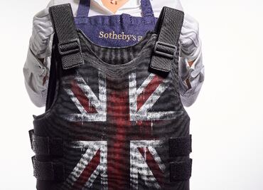 Chaleco antibalas de Banksy con la bandera del Reino Unido será subastado en Londres