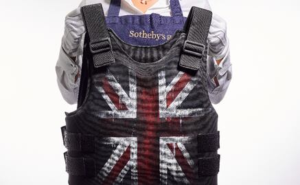 Chaleco antibalas de Banksy con la bandera del Reino Unido será subastado en Londres