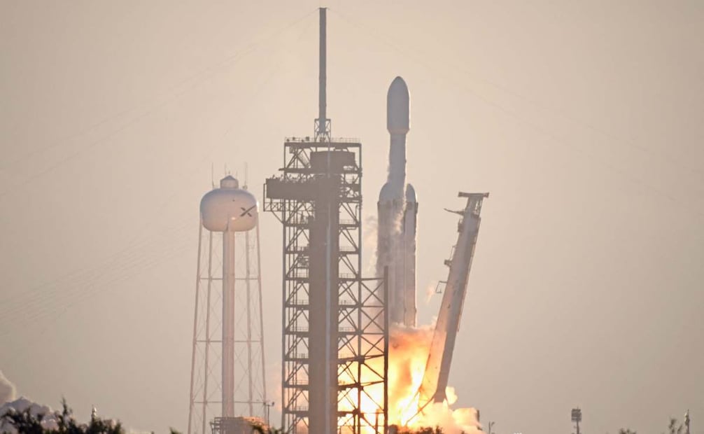 Un cohete Falcon Heavy de SpaceX que transporta el telescopio espacial Nancy Grace Roman despega del Complejo de Lanzamiento 39A en el Centro Espacial Kennedy, en Florida, el 30 de agosto de 2026. Foto: AFP