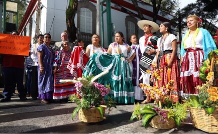 Con baile y tambora, oaxaqueños piden apoyo a AMLO