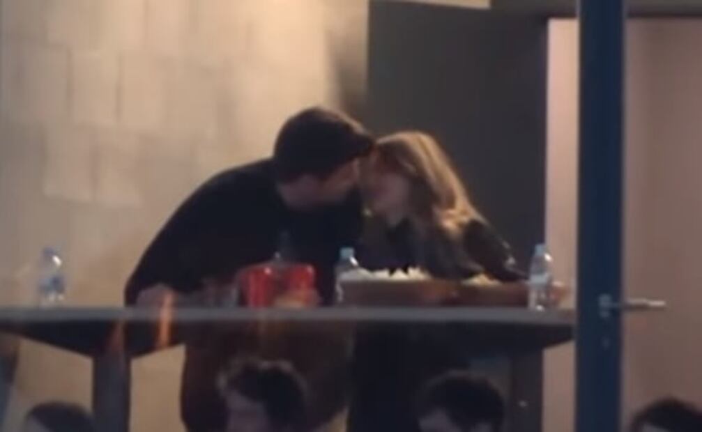 Gerard Piqué y Clara Chía protagonizan tremenda escena de besos en público: VIDEO 