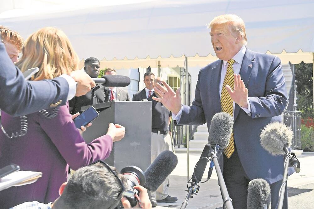 El presidente estadounidense, Donald Trump, ayer al hablar con la prensa, en la Casa Blanca, en Washington. Foto/SUSAN WALSH. AP
