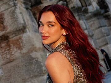 Dua Lipa luce vestido turquesa con escote profundo en la espalda