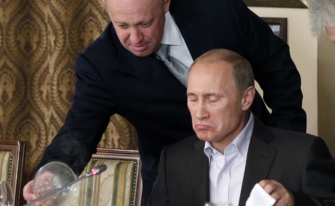 Yevgeny Prigozhin sirve comida al entonces primer ministro ruso Vladímir Putin en el restaurante de Prigozhin en las afueras de Moscú, Rusia, el 11 de noviembre de 2011. Foto: AP