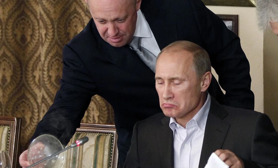 Yevgeny Prigozhin sirve comida al entonces primer ministro ruso Vladímir Putin en el restaurante de Prigozhin en las afueras de Moscú, Rusia, el 11 de noviembre de 2011. Foto: AP