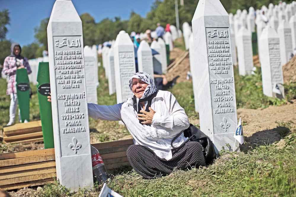 Una mujer llora al visitar en Potocari la tumba de un familiar muerto durante la masacre de Srebrenica, ocurrida en 1995. Foto: MARKO DROBNJAKOVIC. AP