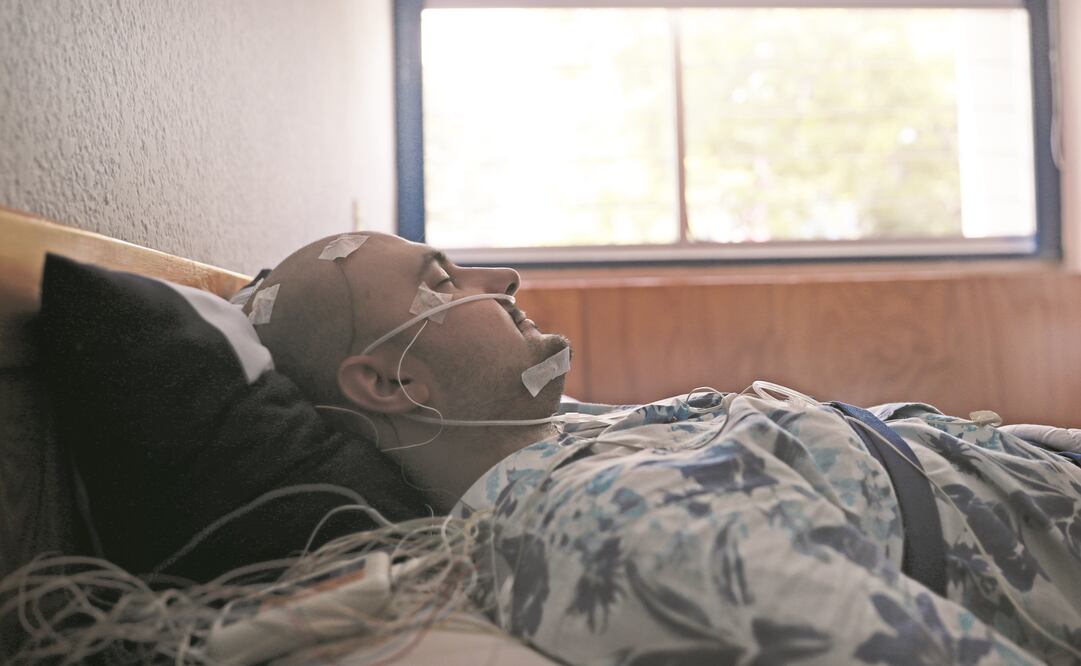 La Clínica del Sueño de la UNAM, en el Hospital General, realiza exámenes a un paciente con problemas del sueño, algunos provocan que se deje de respirar al dormir. (FOTOS: ALEJANDRA LEYVA. EL UNIVERSAL)