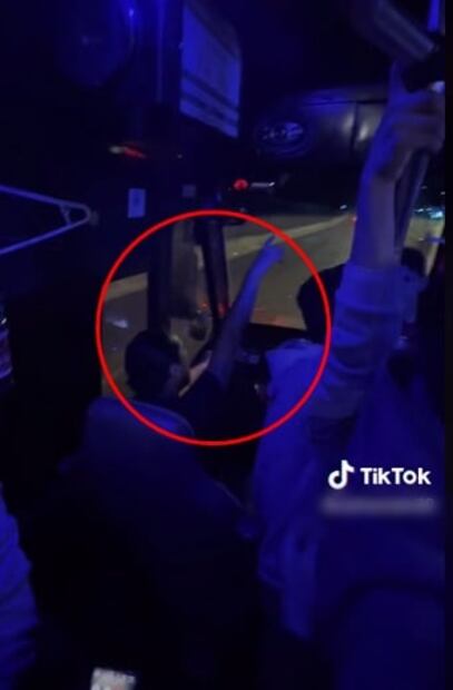 "Sé que es tarde ya...": Pasajeros arman la fiesta con ska en camión y se hace viral