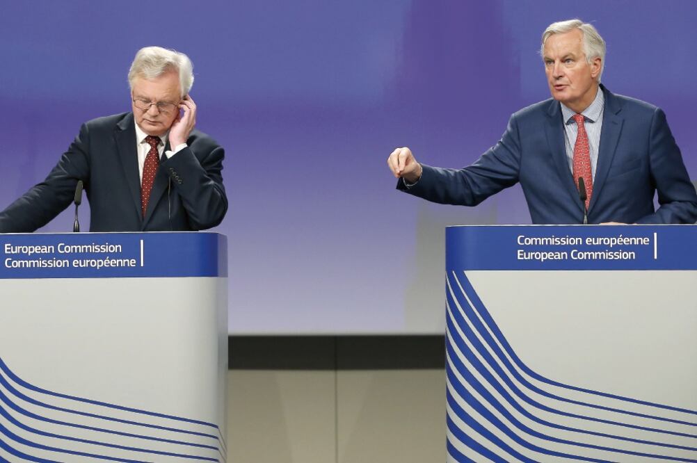 El secretario británico del Brexit, David Davis, y el jefe negociador de la Unión Europea (UE), Michel Barnier , en Bruselas. (YE PINGFAN. XINHUA)