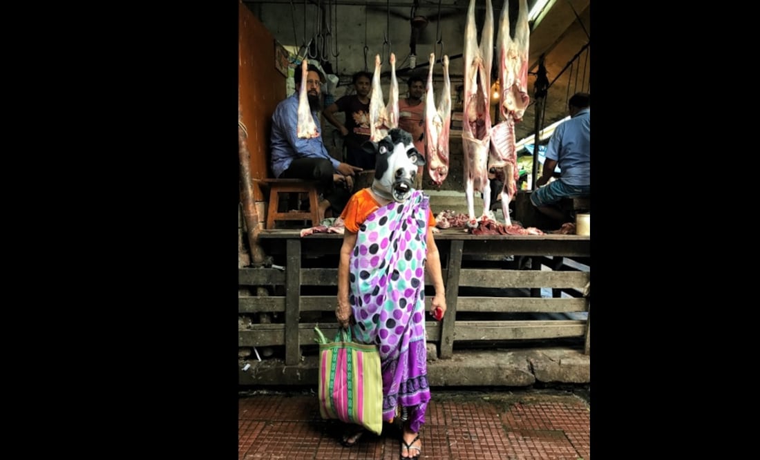 El fotógrafo indio Sujatro Ghosh, de 23 años, comenzó a fotografiar mujeres con máscaras de vaca en distintos lugares de la India.