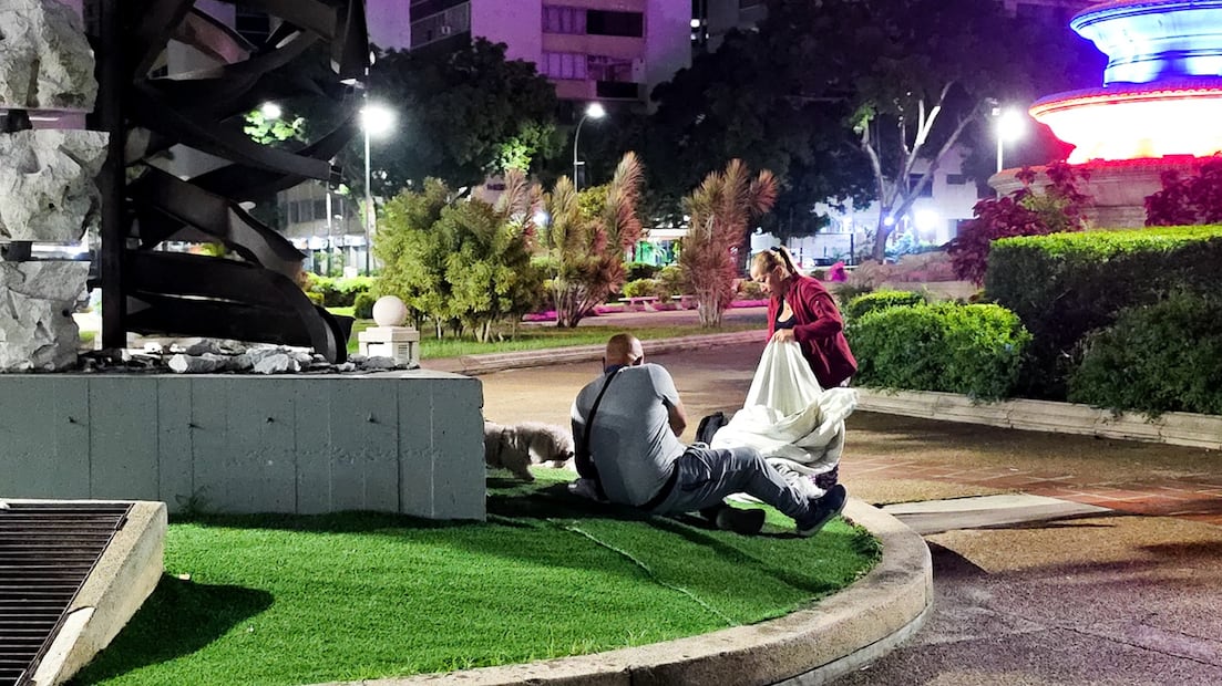 La Plaza Altamira, en Chacao, es uno de los lugares de la ciudad que sirve de refugio a los afectados por el terremoto del 24 de junio. FOTO: EZEQUIEL CARÍAS. EL NACIONAL. GDA