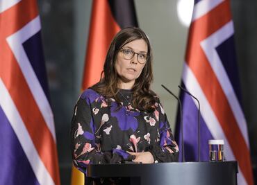 Islandesas, incluida la primera ministra, hacen huelga por brecha salarial y violencia de género